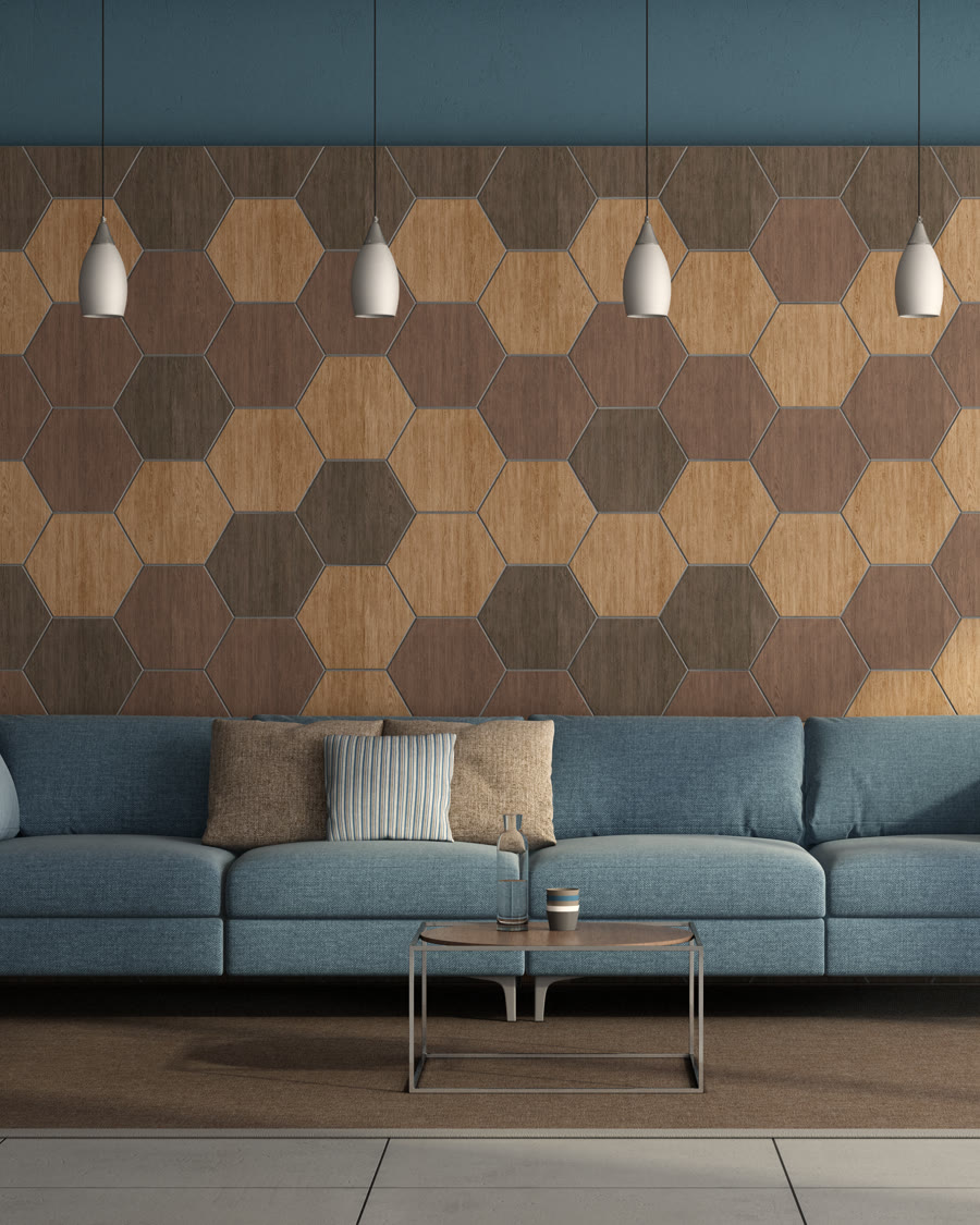 Panneau mural hexagonal en bois avec suspensions et canapé bleu