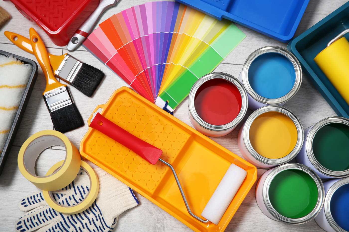 Nuancier de couleurs et matériel de peinture prêts pour un chantier